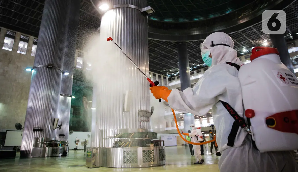 Petugas menyemprotkan cairan disinfektan saat sterilisasi area ibadah di Masjid Istiqlal, Jakarta Pusat, Jumat (13/3/2020). Pembersihan oleh petugas gabungan tersebut untuk mencegah penyebaran virus corona COVID-19 di lingkungan Masjid Istiqlal. (Liputan6.com/Faizal Fanani)