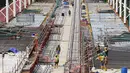 Suasana pemasangan rel kereta proyek pembangunan MRT di Jakarta, Selasa (31/10). Pembangunan fisik Mass Rapid Transit (MRT) Jakarta fase 1 hingga akhir September 2017 telah mencapai 80%. (Liputan6.com/Angga Yuniar)