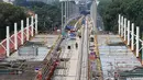 Suasana pemasangan rel kereta proyek pembangunan MRT di Jakarta, Selasa (31/10). Pembangunan fisik Mass Rapid Transit (MRT) Jakarta fase 1 hingga akhir September 2017 telah mencapai 80%. (Liputan6.com/Angga Yuniar)