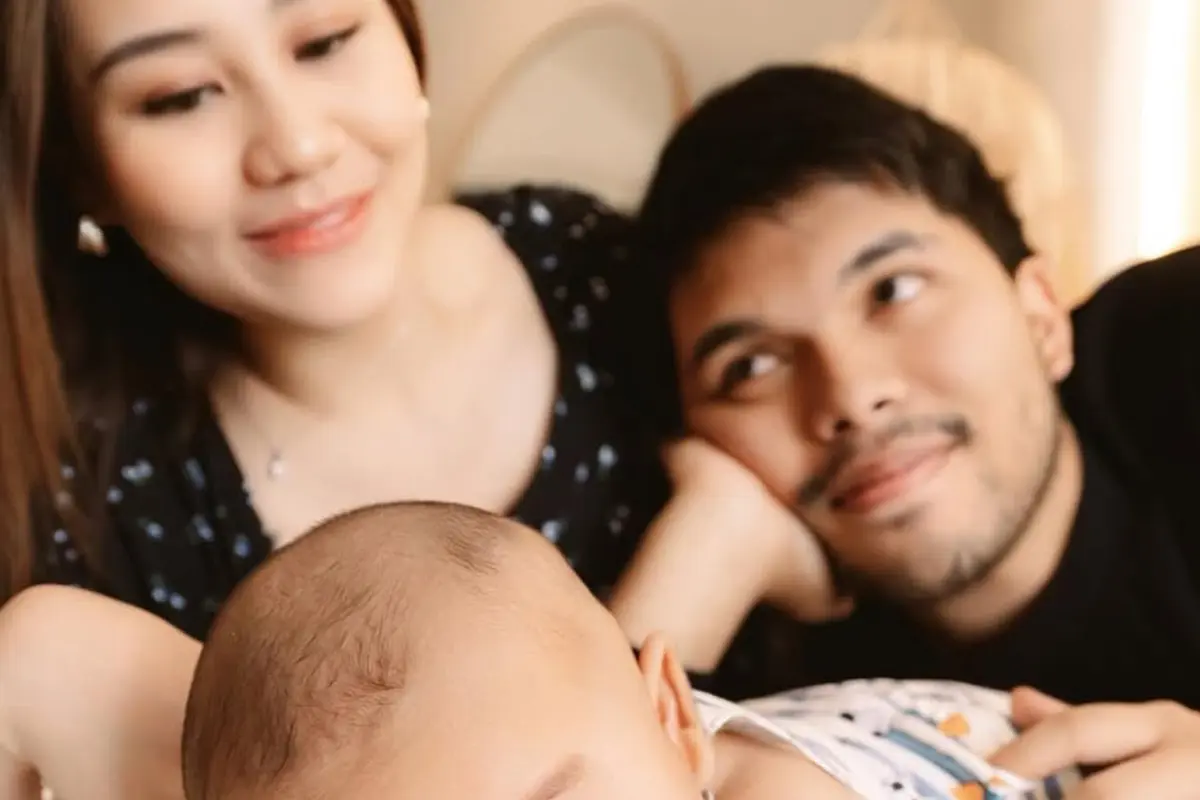 Gaya Kompak Serba Hitam Aaliyah Massaid dan Thariq Halilintar Saat Spill Wajah Baby Arash