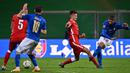 Striker Italia, Domenico Berardi (kanan), melepaskan tembakan yang membuahkan gol kedua Italia dalam laga UEFA Nations League Grup A1 melawan Polandia di Stadion Mapei, Italia, Senin (16/11/2020) dini hari WIB. Italia menang 2-0 atas Polandia. (AFP/Miguel Medina)