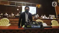 Mendes PDTT Abdul Halim Iskandar bersiap mengikuti rapat kerja dengan Komisi V DPR di Senayan, Jakarta, Senin (11/4/2022). Rapat membahas isu-isu terkait desa tertinggal serta rekruitmen Tenaga Pendamping Desa. (Liputan6.com/Angga Yuniar)