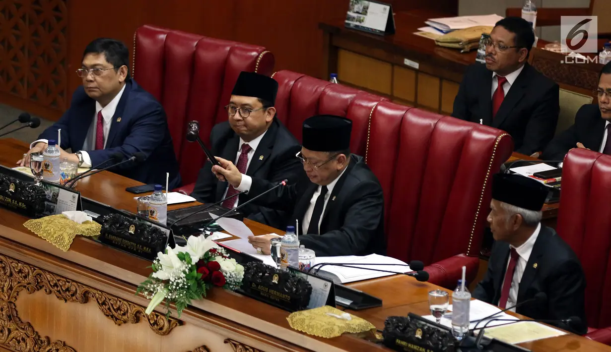 Ketua DPR Bambang Soesatyo (kedua kanan) serta Wakil Ketua DPR Utut Adiyanto (kiri), Fadli Zon (kedua kiri), dan Agus Hermanto memimpin rapat paripurna terakhir untuk masa kepemimpinan periode 2014-2019 di Jakarta, Senin (30/9/2019). DPR telah mengesahkan 91 RUU. (Liputan6.com/JohanTallo)