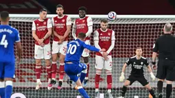 Gelandang Everton, Gylfi Sigurdsson (tengah) melepaskan tendangan bebas ke gawang Arsenal dalam laga lanjutan Liga Inggris 2020/2021 pekan ke-33 di Emirates Stadium, London, Jumat (23/4/2021). Everton menang 1-0 atas Arsenal. (AFP/Justin Setterfield/Pool)