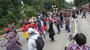 Massa pendukung Ahok berjoget di depan Gedung Kementrian Pertanian, Jakarta Selatan, Rabu (29/3). Dalam sidang ke-16 tersebut tim kuasa hukum menghadirkan 7 saksi ahli untuk meringankan Ahok. (Liputan6.com/Immanuel Antonius)