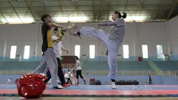 Mariska Helinda (kanan) saat beraksi pada sesi latihan tendangan Tim Taekwondo Indonesia yang ikut kategori Kyorugi di GOR Popki, Cibubur (13/7/2017). (Bola.com/Nicklas Hanoatubun)