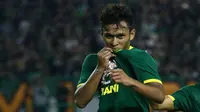 Pemain Persebaya, Osvaldo Haay, setelah mencetak gol ke gawang Persis di Stadion Gelora Bung Tomo, Surabaya (11/1/2020). (Bola.com/Aditya Wany)