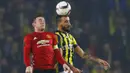 Penyerang Manchester United, Wayne Rooney, duel udara dengan gelandang Fenerbahce, Mehmet Topal, pada laga Liga Europa di Saracoglu Stadium, Turki, Kamis (3/11/2016). MU kalah 1-2 dari Fenerbahce. (Reuters/Murad Sezer)