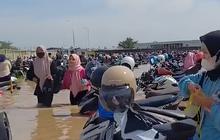Potret Pabrik Cirebon Timur Terendam Banjir Besar, Seluruh Motor Karyawan Terendam hingga Viral di Media Sosial
