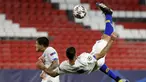 Striker Porto, Mehdi Taremi (kanan) melepaskan tendangan salto yang berbuah gol ke gawang Chelsea dalam laga leg kedua perempatfinal Liga Champions 2020/2021 di Ramon Sanchez Pizjuan Stadium, Sevilla, Selasa (13/4/2021). Porto menang 1-0 atas Chelsea. (AP/Angel Fernandez)