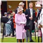 Ratu Elizabeth II di pesta kebun Buckingham Palace. (dok. Instagram @sussexroyal/https://www.instagram.com/p/ByDdHsPF2xy/Putu Elmira)