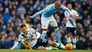 Gelandang City, Fernando (kanan) berusaha melewati gelandang Tottenham, Dele Alli pada lanjutan liga Inggris di Stadion Etihad, (14/2). Tottenham menang tipis atas City dengan skor 2-1. (Reuters/Andrew Yates)