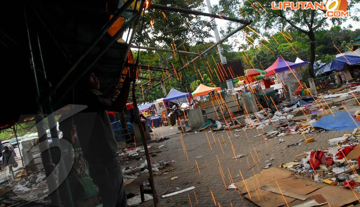 Beberapa kios terlihat sedang dibongkar oleh pemiliknya untuk dipindahkan ke tempat penampungan sementara di kawasan Kandang Rusa Monas, Jakarta, Selasa (22/4/14). (Liputan6.com/Miftahul Hayat)