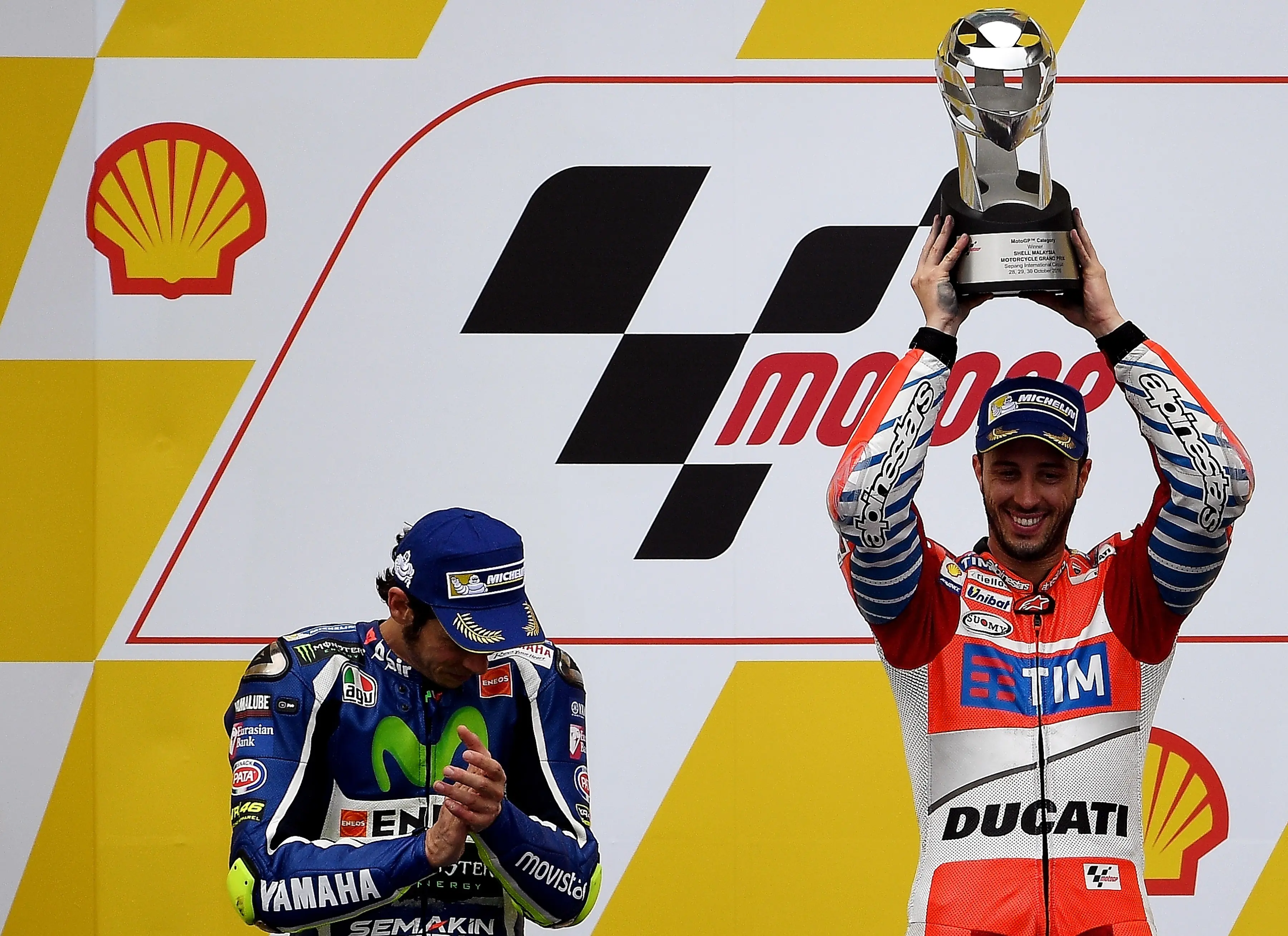 Andrea Dovizioso saat memenangkan MotoGP Malaysia 2016. (MANAN VATSYAYANA / AFP)