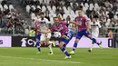 Bek Juventus Leonardo Bonucci mencetak gol ke gawang Salernitana pada pekan keenam Liga Italia Serie A musim 2022/2023 di Allianz Stadium, Senin (12/8/2022) dini hari WIB. Sempat tertinggal dua gol, Juventus mampu menyamakan menjadi 2-2. (Fabio Ferrari/LaPresse via AP)