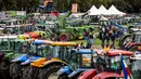 Para petani mengerahkan traktor selama aksi protes nasional di Malieveld, Den Haag, Selasa (1/10/2019). Mereka  menyuarakan ketidakadilan karena mereka disalahkan atas masalah polusi nitrogen yang terjadi negara itu, yang saat ini menjadi masalah politik utama di Belanda. (Sem van der Wal/ANP/AFP)