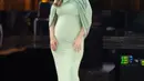 Penampilan Zaskia Gotik tampak begitu segar dalam balutan gaun ketat berwarna hijau mint sebelum tampil di sebuah acara musik dangdut. (Instagram/zaskia_gotix)