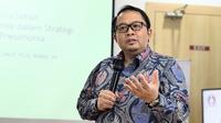 Ketua Umum Pengurus Pusat Perhimpunan Dokter Spesialis Penyakit Dalam Indonesia  (PP PAPDI), Dr. dr. Eka Ginanjar dalam diskusi publik bertajuk Perlindungan Populasi Dewasa dari Pneumonia Melalui Vaksinasi di Jakarta, Rabu (16/7/2025). Foto: Liputan6.com/Ade Nasihudin.