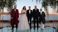 Presiden Turki Recep Tayyip Erdogan (kedua kanan) menghadiri pernikahan gelandang Arsenal asal Jerman, Mesut Ozil dan Amine Gulse di sebuah hotel mewah di Istanbul, Jumat (7/6/2019). Presiden Erdogan mendapat peran istimewa dengan menjadi pendamping Ozil. (TURKISH PRESIDENTIAL PRESS SERVICE/AFP)