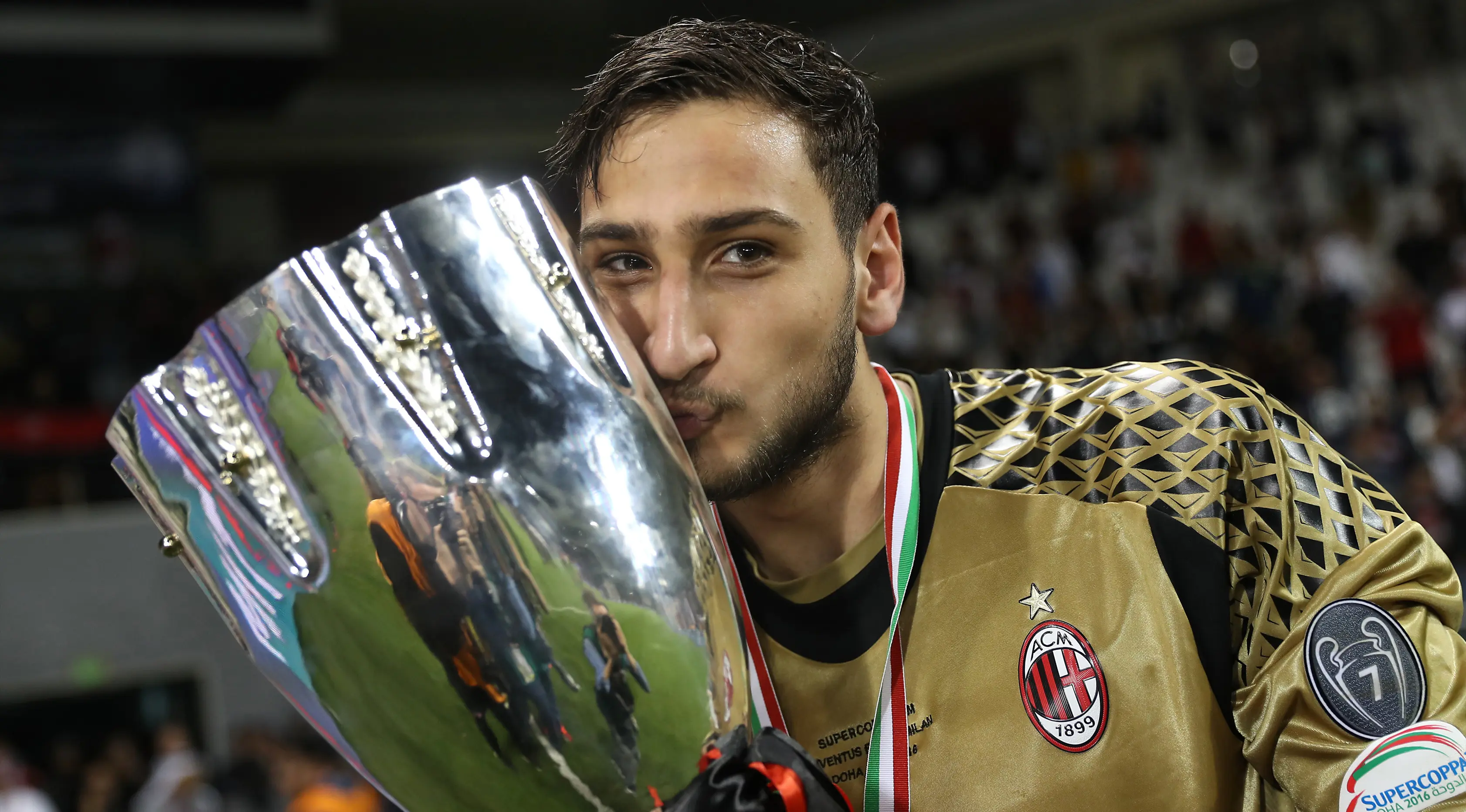 Gianluigi Donnarumma merayakan kemenangan AC Milan di Piala Super Italia. (AFP/Karim Jaafar)