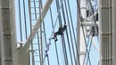 Seorang pekerja melakukan tugas pemeliharaan dan pembersihan di Singapore Flyer, Singapura, 1 September 2020. (Xinhua/Then Chih Wey)