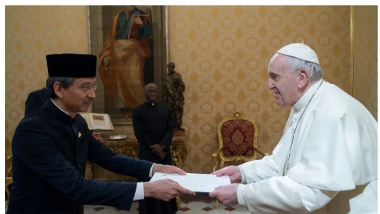 Duta Besar RI untuk Takhta Suci Vatikan, L. Amrih Jinangkung dan Paus Fransiskus.