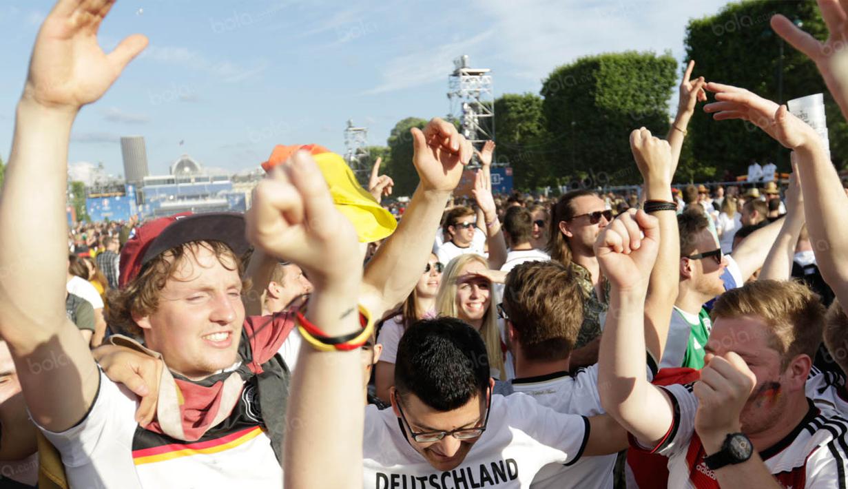 Keberhasilan Der Panser menembus perempat final ini menjadi sukacita tercendiri bagi para fans mereka yang menonton di sekitar Manara Eiffel. (Bola.com/Vitalis Yogi Trisna)