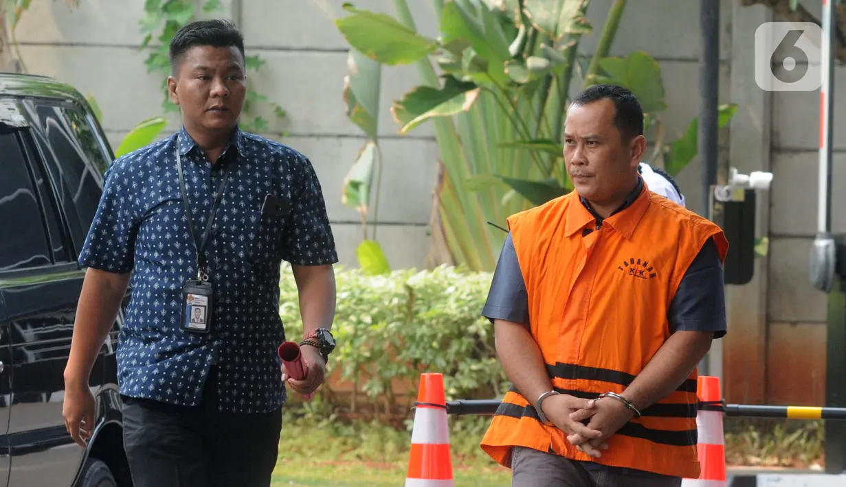 Penyuap Bupati nonaktif Pakpak Bharat Remigo Yolando Berutu, Anwar Fuseng Padang (kanan) tiba di Gedung KPK, Jakarta, Rabu (30/10/2019). Wakil Direktur CV Wendy itu diperiksa sebagai tersangka suap proyek pengaspalan Jalan Simpang Singgabur Namuseng senilai Rp 5,1 miliar. (merdeka.com/Dwi Narwoko)