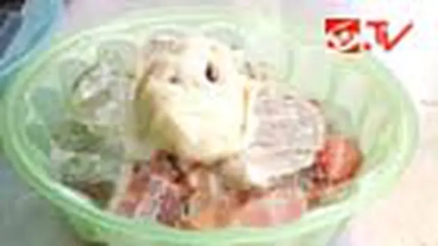 Segarnya Sop Buah Pak Ewok