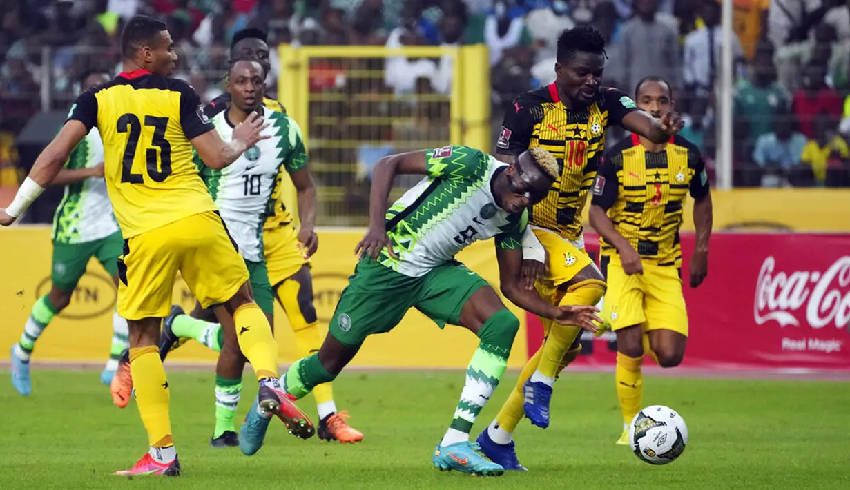 Pemain Nigeria Victor Osimhen (tengah) berebut bola dengan pemain Ghana Daniel Amartey (kanan) pada pertandingan sepak bola leg kedua kualifikasi Piala Dunia 2022 di Abuja, Nigeria, 29 Maret 2022. Pertandingan berakhir imbang 1-1. (AP Photo/Sunday Alamba)