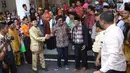 Suasana perpisahan Gubernur DKI Jakarta Djarot Saiful Hidayat di Balaikota DKI Jakarta, Minggu (15/10). Pelepasan Djarot berlangsung meriah dengan iring-iringan delman serta sambutan masyarakat. (Liputan6.com/Immanuel Antonius)