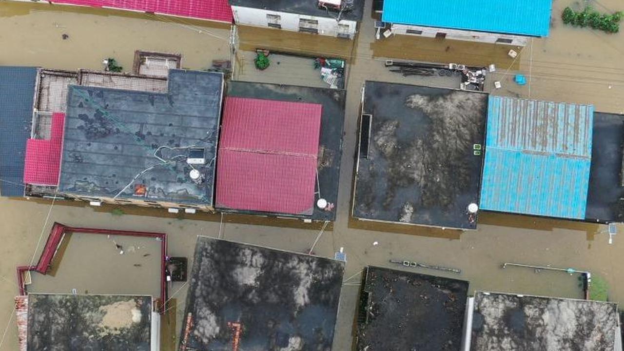 Lebih dari 100.000 orang telah dievakuasi akibat hujan lebat dan banjir mematikan yang melanda China selatan.&nbsp;Foto: STRINGER / AFP<br>