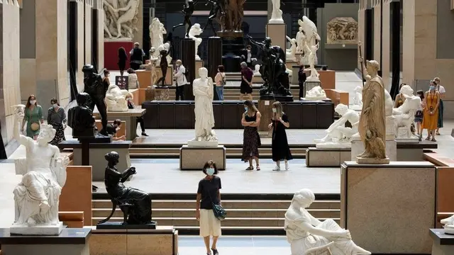 Mahasiswi Prancis Ditolak Masuk Museum karena Kenakan Busana Berbelahan Dada Rendah,