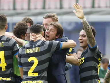 Manajer tim Inter Milan, Antonio Conte bersama para pemain merayakan gol yang dicetak bek Matteo Darmian ke gawang Hellas Verona dalam laga lanjutan Liga Italia 2020/2021 pekan ke-33 di San Siro Stadium, Milan, Minggu (25/4/2021). Inter menang 1-0 atas Verona. (AP/Antonio Calanni)