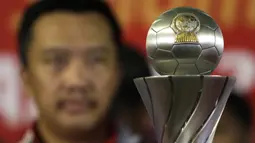 Trofi yang berhasil diraih oleh Timnas Indonesia usai menjadi juara Piala AFF U-22 2019 saat tiba di Bandara Soetta, Tanggerang, Rabu (27/2). Timnas Indonesia mendapatkan bonus sebesar 2,1 milliar rupiah dari Kemenpora. (Bola.com/Yoppy Renato)