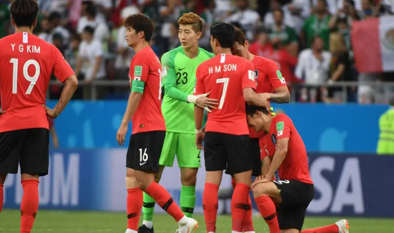 Timnas Korea Selatan termasuk Son Heung-min, Ki Sueng-yueng, dan Cho Hyun-woo seusai laga melawan Meksiko (23/6/2018) di Piala Dunia 2018.  (AFP/Khaled Desouki)