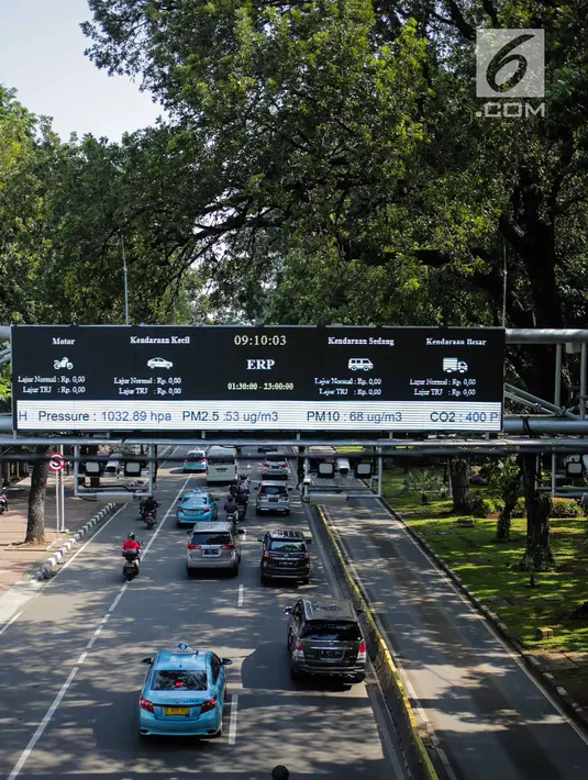 Sejumlah kendaraan melintas dibawah Electronic Road Pricing (ERP) di Jalan Merdeka Barat, Jakarta, Jumat (15/3). ERP yang hingga kini belum digunakan diyakini dapat menekan kemacetan di Ibu Kota pengganti sistem ganjil genap. (Liputan6.com/Faizal Fanani)