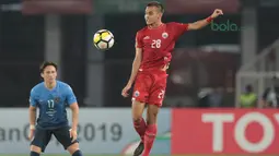 Rezaldi Hehanussa menjadi otak dari gol kedua Marko Simic setelah memberikan assist lewat tendangan bebas pada laga Piala AFC 2018 di Stadion Utama Gelora Bung Karno, Jakarta, Selasa (10/4/2018). Persija Jakarta menang 4-0.  (Bola.com/Nick Hanoatubun)