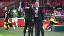 Pelatih Belanda, Louis van Gaal (kanan) bereaksi selama pertandingan melawan Turki pada kualifikasi Grup G Piala Dunia Qatar 2022 di stadion Johan Cruijff Arena di Amsterdam (8/9/2021). Kemenangan ini membawa Belanda ke puncak klasemen Grup G dengan 13 angka. (AFP/John Thys)