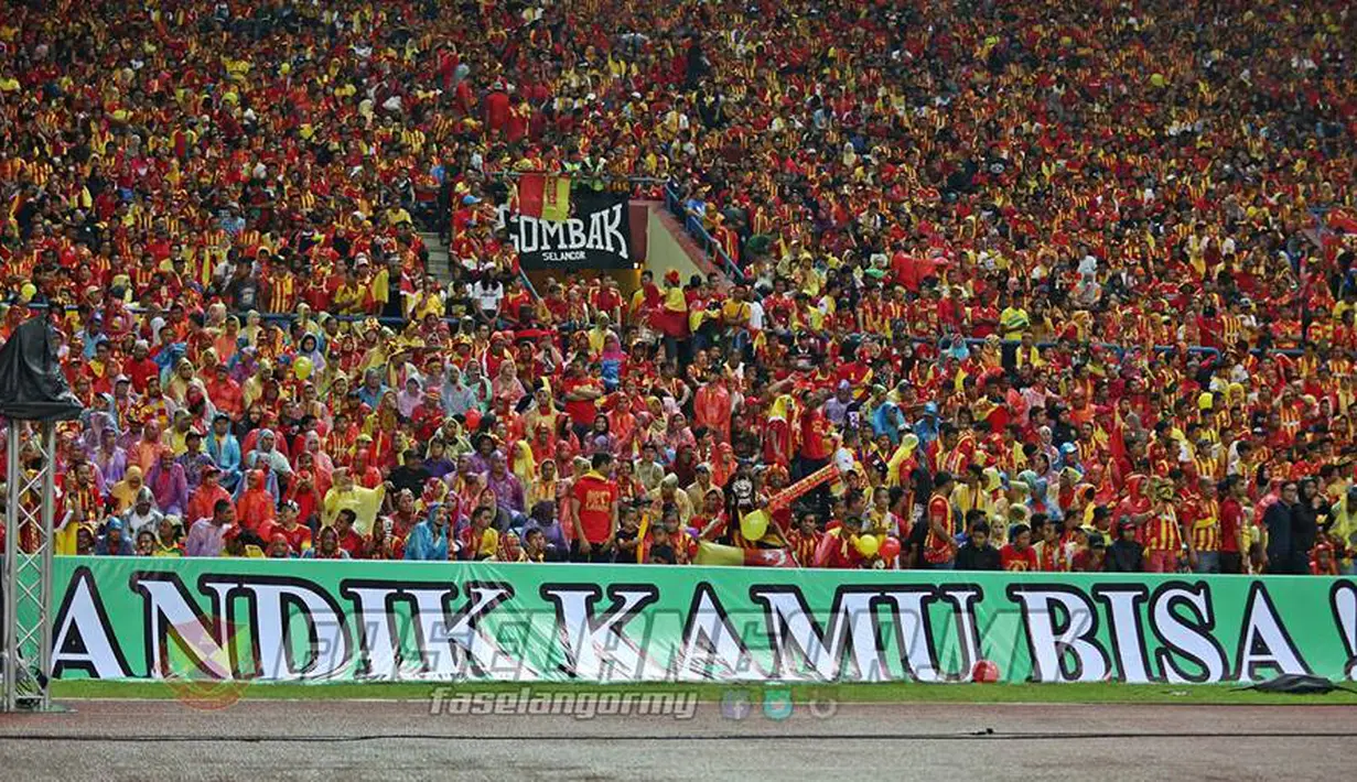 Spanduk dukungan Bonek untuk Andik Vermansah dalam final Piala Malaysia 2015 di Stadion Shah Alam, Selangor, Sabtu (12/12/2015). (Facebook/Faselangor.my)