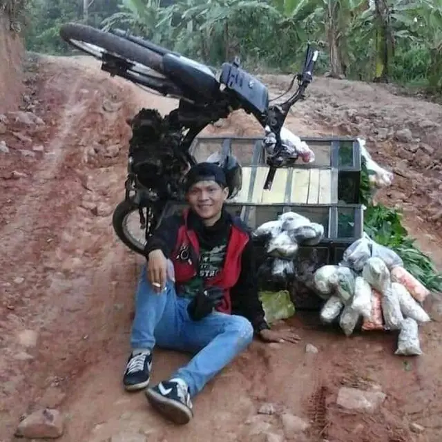 6 Ekspresi Senyum Pengendara Usai Jatuh dari Motor Ini Bikin Hera