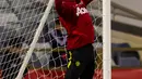 Kiper Manchester United, Joel Pereiro burusaha menangkap bola saat mengikuti sesi latihan terbuka jelang pertandingan tur pramusim melawan Perth Glory di Stadion Optus, Perth (11/7/2019). MU dijadwalkan menggelar tur pramusim di Australia, Tiongkok, dan Singapura. (AFP Photo/Tony Ashby)