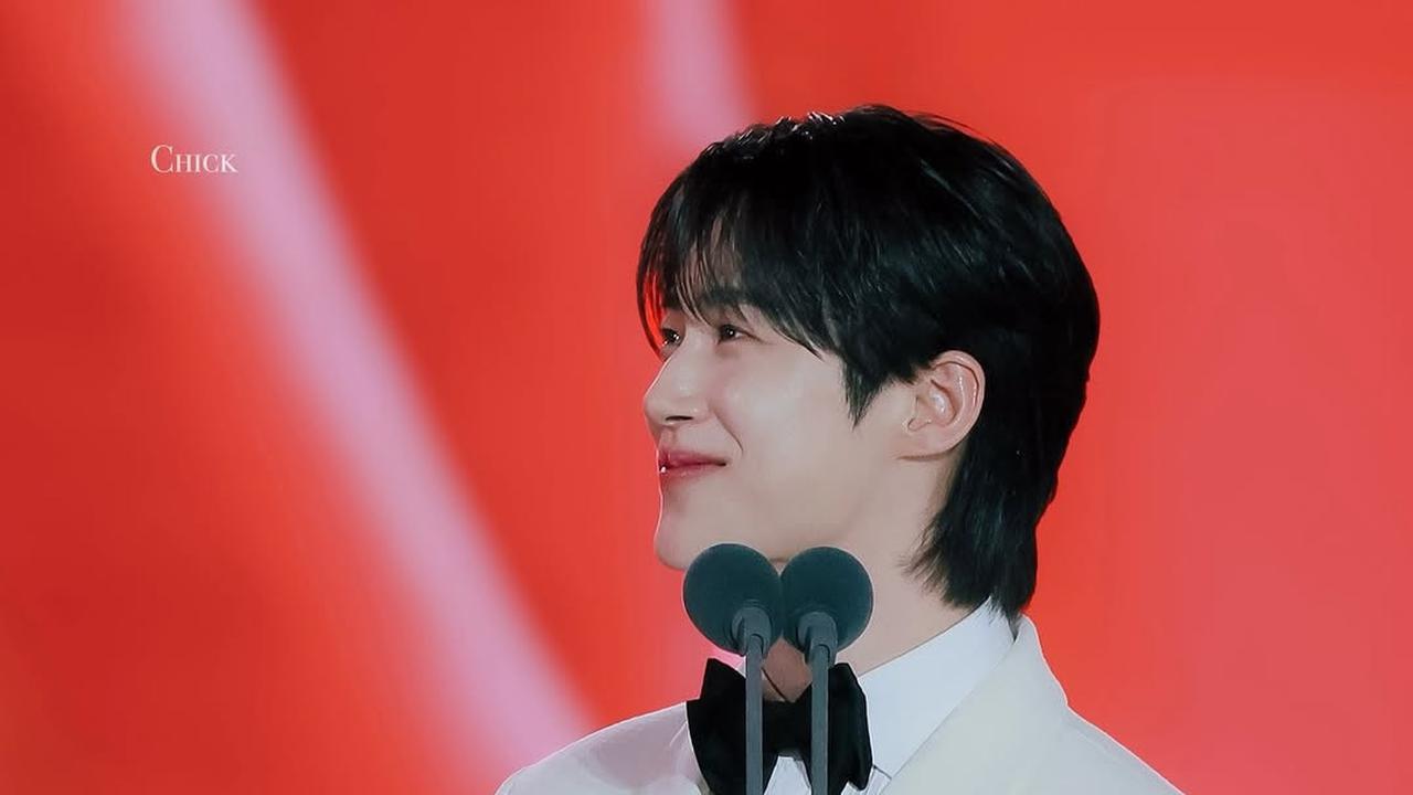 7 Potret Byeon Woo Seok di Baeksang Arts Awards 2025 dengan Outfit Jas Putih Penuh Pesona