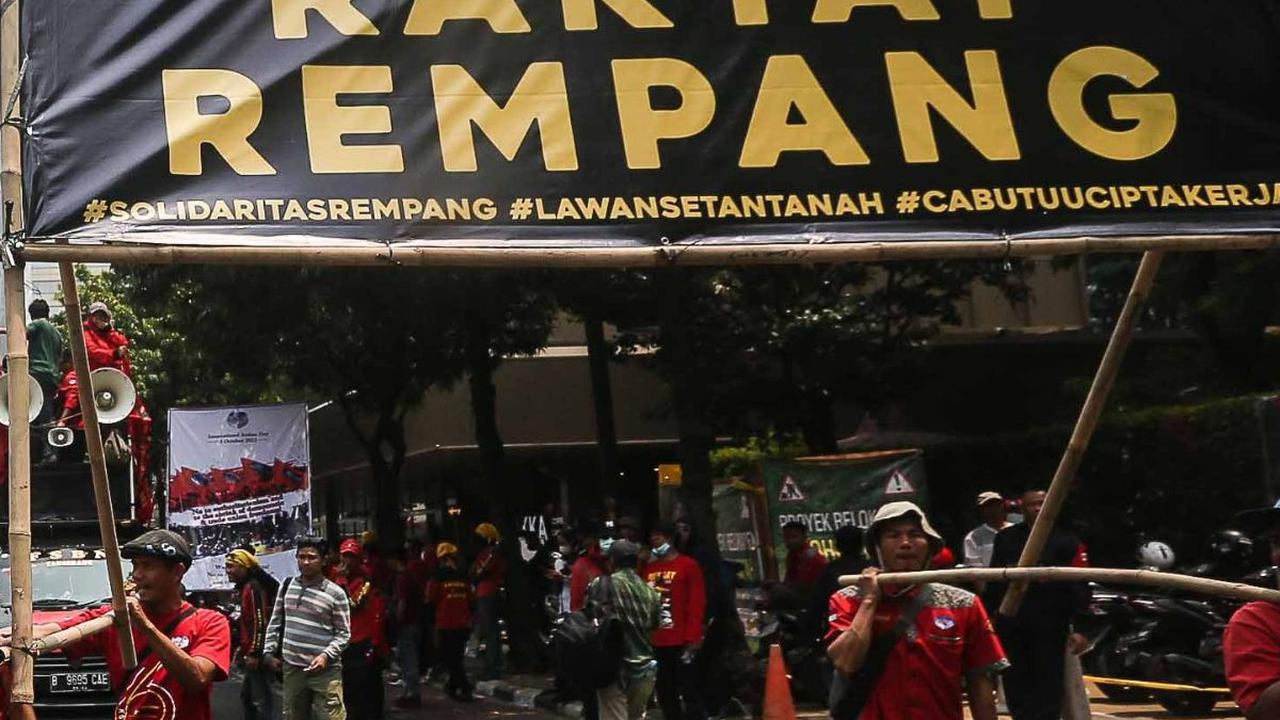 Di momen tersebut, massa buruh juga membentangkan spanduk 'GEBRAK bersama rakyat Rempang'.