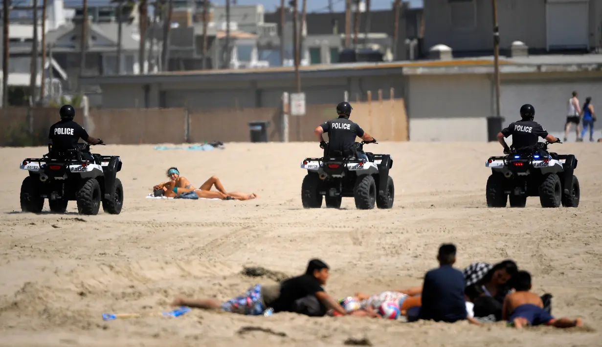 Petugas kepolisian berpatroli di Pantai Venice , Los Angeles (13/5/2020). Los Angeles County membuka kembali pantai-pantainya pada Rabu dalam pelonggaran terbaru pembatasan coronavirus yang telah menutup sebagian besar ruang publik dan bisnis California selama hampir dua bulan. (AP/Mark J. Terrill)