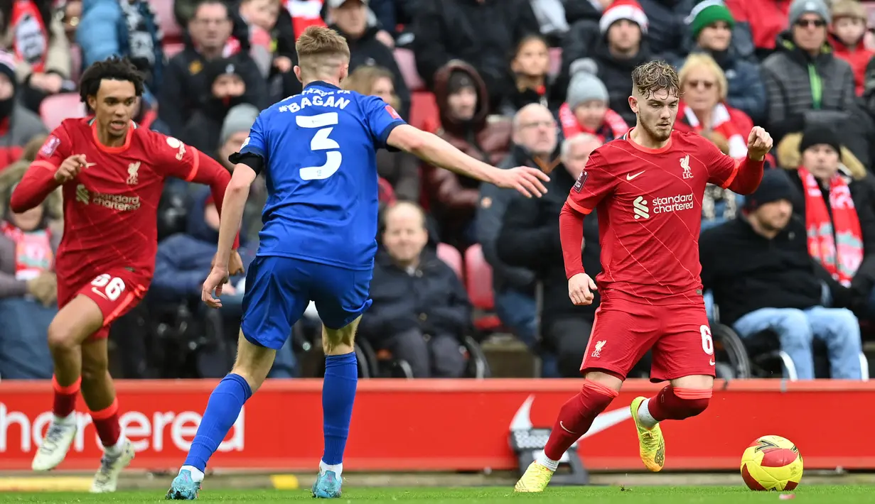 Liverpool menjauh dengan skor 3-0 pada menit ke-76 lewat Harvey Elliott (kanan) yang masuk di babak kedua. Memanfaatkan assist dari Andrew Robertson, Elliott dengan mudah menggetarkan jala gawang Cardiff City untuk yang ketiga kalinya. (AFP/Paul Ellis)