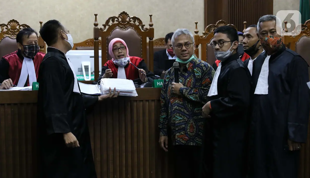 Ketua KPU, Arief Budiman (tengah) saat menjadi saksi pada persidangan kasus suap pergantian antarwaktu anggota DPR dengan terdakwa mantan komisioner KPU Wahyu Setiawan di Pengadilan Tipikor Jakarta, Kamis (4/6/2020). Sidang beragenda keterangan saksi. (Liputan6.com/Helmi Fithriansyah)