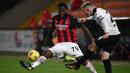 Gelandang Spezia, Nahuel Estevez (kanan) melepaskan umpan di depan gelandang AC Milan, Franck Kessie dalam laga lanjutan Liga Italia 2020/21 pekan ke-22 di the Alberto-Picco Stadium, La Spezia, Sabtu (13/2/2021). Spezia menang 2-0 atas AC Milan. (AFP/Marco Bertorello)