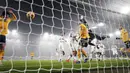 Kiper Manchester United, Andre Onana gagal menghalau bola tendangan pojok pemain Wolves, Matheus Cunha yang berbuah menjadi gol pada laga lanjutan Liga Inggris 2024/2025 yang berlangsung di Molineux Stadium, Wolverhampton, Inggris, Jumat (27/12/2024) WIB. (AP Photo/PA/David Davies)