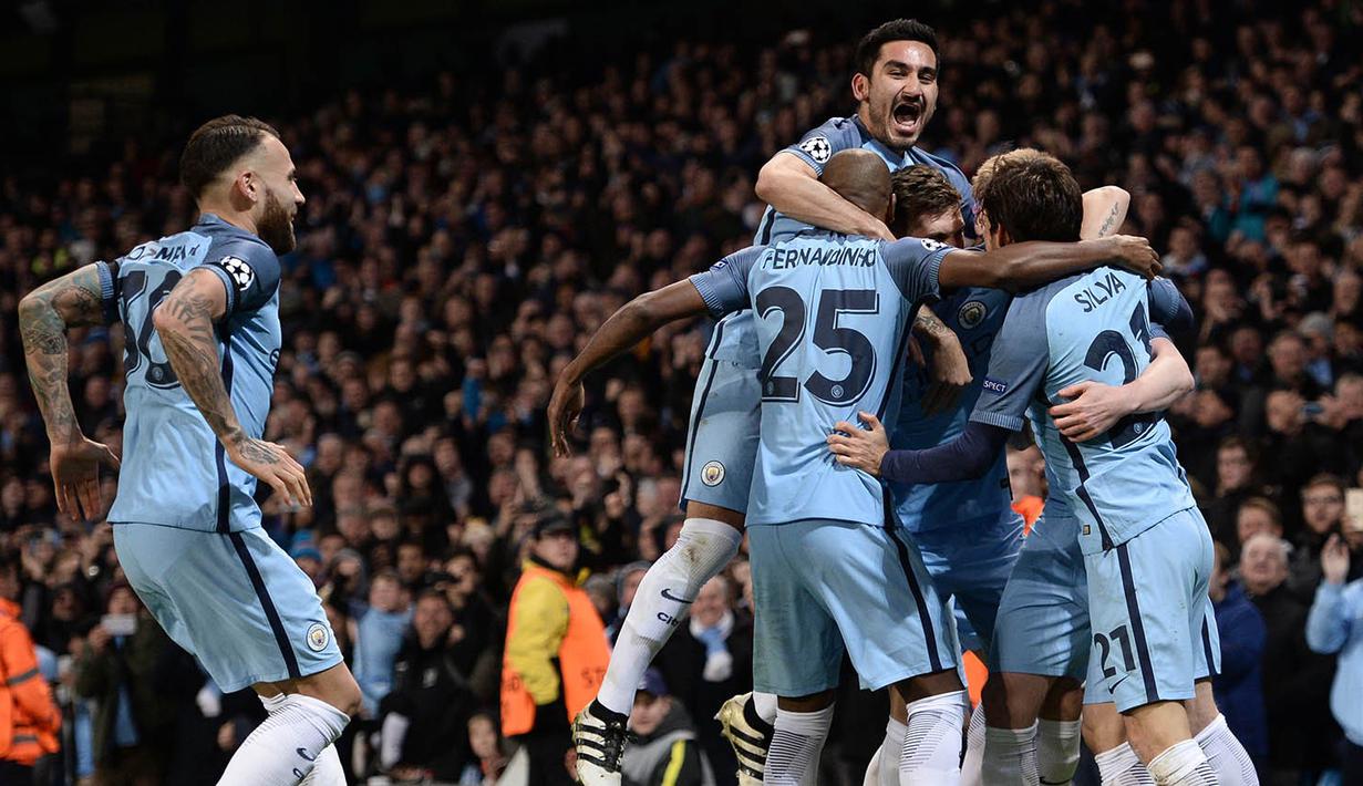 Para pemain Manchester City merayakan gol yang dicetak Ilkay Gundogan ke gawang Barcelona pada laga Liga Champions di Stadion Ettihad, Inggris, Selasa (1/11/2016). City menang 3-1 atas Barcelona. (AFP/Oli Scarff)